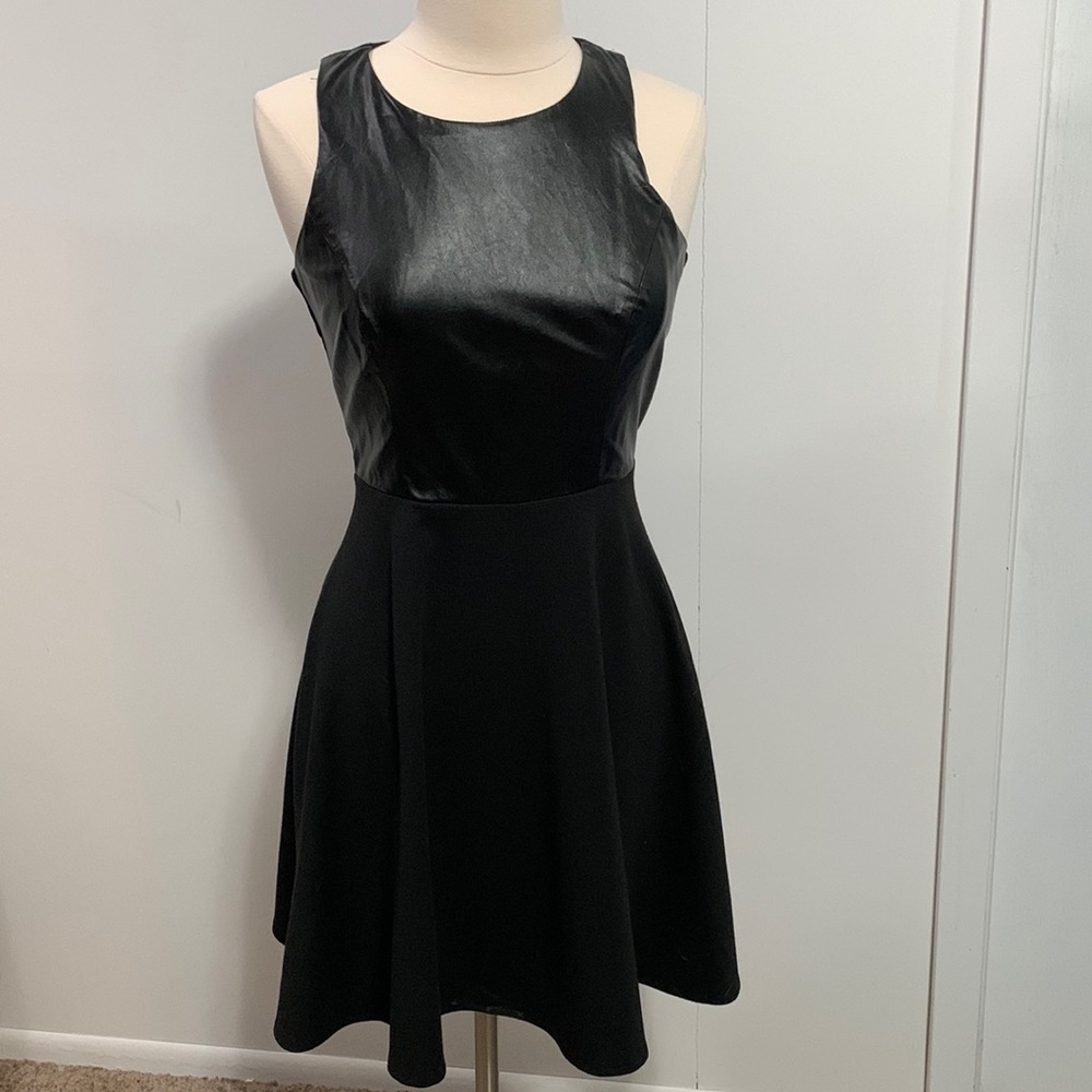 Laundry by Shelli Segal Faux leather top, flare skirt, very good condition Sz 6P